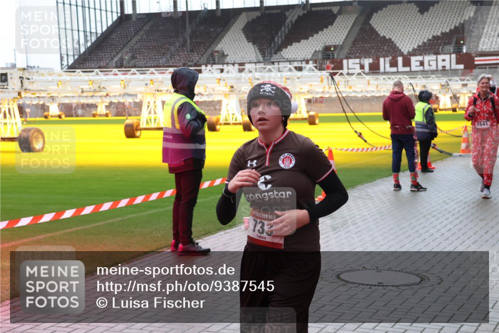 07.12.2025 - St. Pauli X-Mass-Run No. 15 Luisa Fischer http://msf.ph/oto/9387545 07.12.2025 11:46:25 Ziel 1910, 15, 733, 1, 1541, 143, 147, 188, 355, 356, 526, 569, 572, 733, 949, 954, 1058, 1073, 1324, 1433, 1454, 1541, 2097, 2137, 2382, 2385, 2437, 2935, 2941, 3028, 3378, 3379, 3523, 3524, 3620, 3963, 4058, 4060, 4112 meine-sportfotos.de