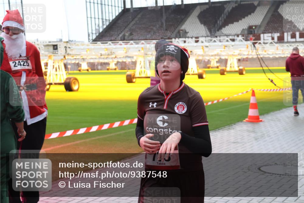 07.12.2025 - St. Pauli X-Mass-Run No. 15 Luisa Fischer http://msf.ph/oto/9387548 07.12.2025 11:46:26 Ziel 2425, 1910, 143, 147, 188, 355, 356, 526, 733, 949, 954, 1058, 1073, 1324, 1433, 1454, 1541, 2097, 2137, 2382, 2385, 2437, 2935, 2941, 3028, 3378, 3379, 3523, 3524, 3620, 3963, 4058, 4060 meine-sportfotos.de