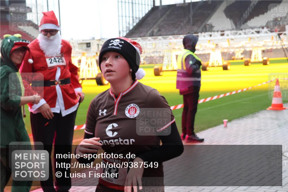 07.12.2025 - St. Pauli X-Mass-Run No. 15 Luisa Fischer http://msf.ph/oto/9387549 07.12.2025 11:46:26 Ziel 2425, 1910, 5, 733, 143, 147, 188, 355, 356, 526, 733, 949, 954, 1058, 1073, 1324, 1433, 1454, 1541, 2097, 2137, 2382, 2385, 2437, 2935, 2941, 3028, 3378, 3379, 3523, 3524, 3620, 3963, 4058, 4060 meine-sportfotos.de