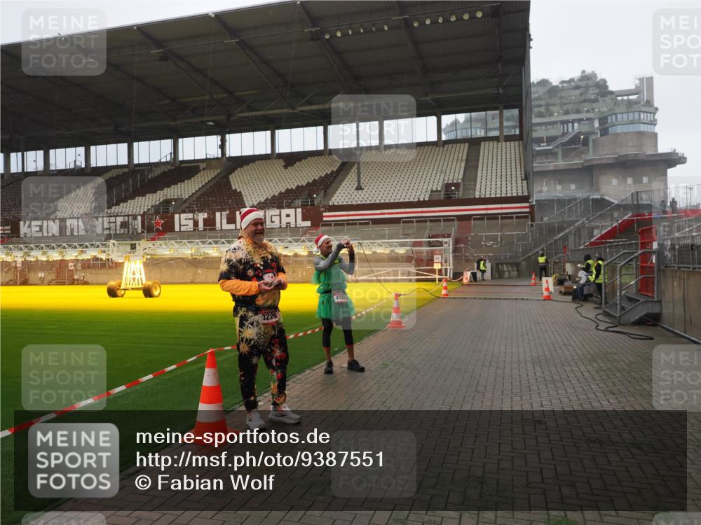 07.12.2025 - St. Pauli X-Mass-Run No. 15 Fabian Wolf http://msf.ph/oto/9387551 07.12.2025 10:17:59 Ziel 1963, 2663, 3804, 4227 meine-sportfotos.de