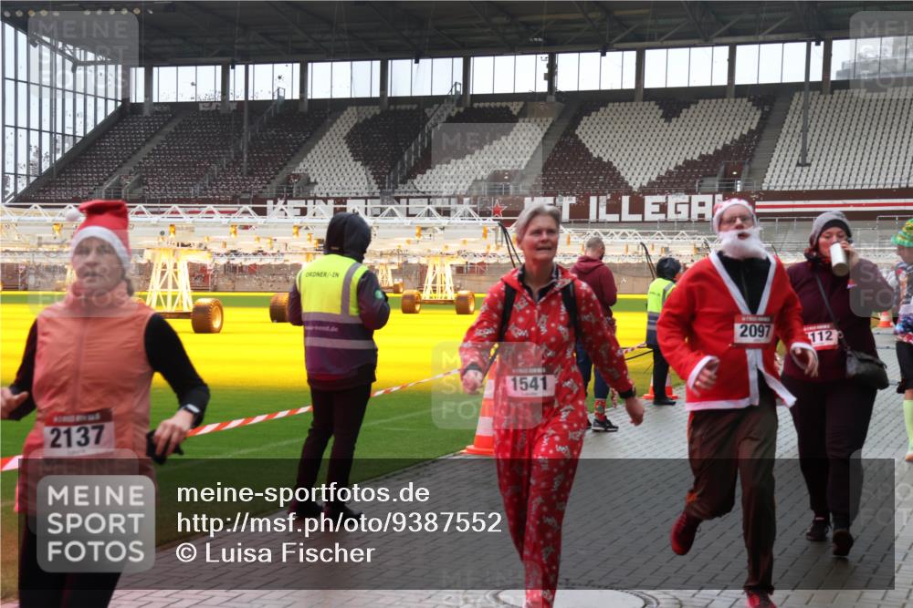 07.12.2025 - St. Pauli X-Mass-Run No. 15 Luisa Fischer http://msf.ph/oto/9387552 07.12.2025 11:46:30 Ziel 2137, 1541, 2097, 112, 143, 147, 188, 355, 356, 526, 733, 949, 954, 1058, 1073, 1433, 1454, 1541, 2097, 2137, 2437, 2935, 2941, 3028, 3378, 3379, 3523, 3524, 3620 meine-sportfotos.de