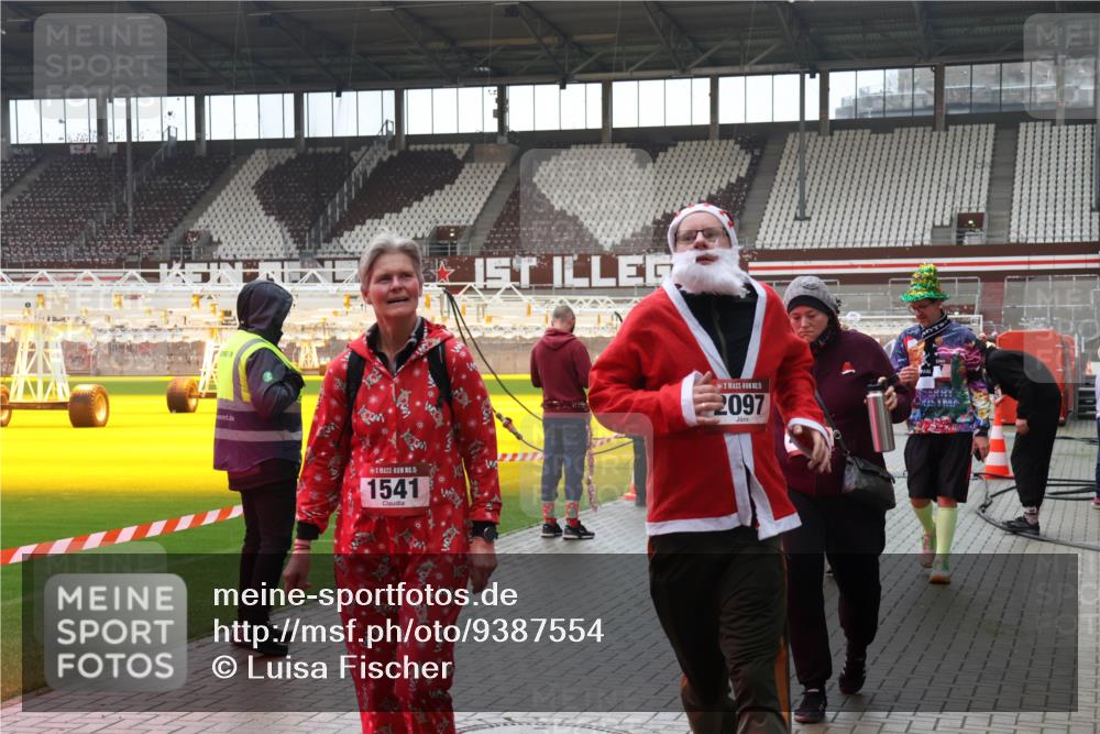 07.12.2025 - St. Pauli X-Mass-Run No. 15 Luisa Fischer http://msf.ph/oto/9387554 07.12.2025 11:46:31 Ziel 15, 1541, 5, 2097, 143, 147, 188, 355, 356, 526, 733, 949, 954, 1058, 1073, 1433, 1454, 1541, 2097, 2137, 2437, 2716, 2935, 2941, 3028, 3523, 3524, 3620 meine-sportfotos.de