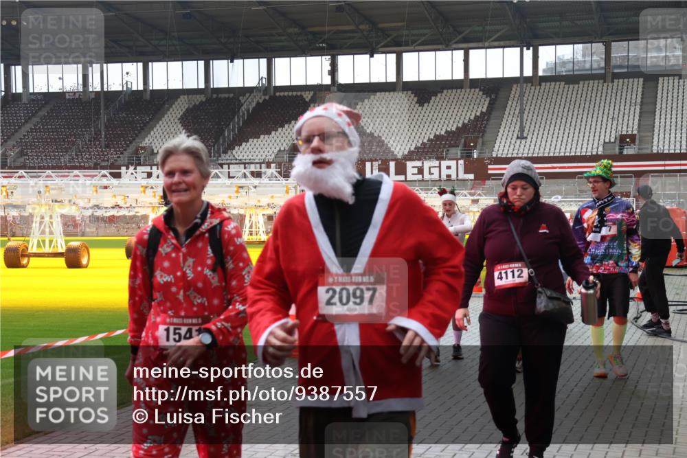 07.12.2025 - St. Pauli X-Mass-Run No. 15 Luisa Fischer http://msf.ph/oto/9387557 07.12.2025 11:46:31 Ziel 154, 2097, 4112, 143, 147, 188, 355, 356, 526, 733, 949, 954, 1058, 1073, 1433, 1454, 1541, 2097, 2137, 2437, 2716, 2935, 2941, 3028, 3523, 3524, 3620 meine-sportfotos.de