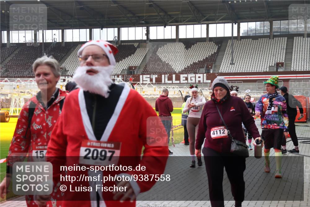 07.12.2025 - St. Pauli X-Mass-Run No. 15 Luisa Fischer http://msf.ph/oto/9387558 07.12.2025 11:46:32 Ziel 15, 2097, 188, 4112, 143, 147, 188, 355, 356, 526, 733, 949, 954, 1058, 1073, 1433, 1454, 1541, 2097, 2137, 2437, 2716, 2935, 2941, 3028, 3523, 3524, 3620 meine-sportfotos.de