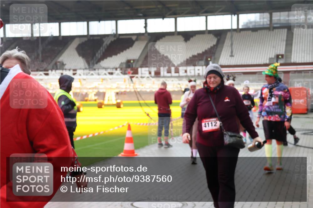 07.12.2025 - St. Pauli X-Mass-Run No. 15 Luisa Fischer http://msf.ph/oto/9387560 07.12.2025 11:46:32 Ziel 4112, 143, 147, 188, 355, 356, 526, 733, 949, 954, 1058, 1073, 1433, 1454, 1541, 2097, 2137, 2437, 2716, 2935, 2941, 3028, 3523, 3524, 3620 meine-sportfotos.de