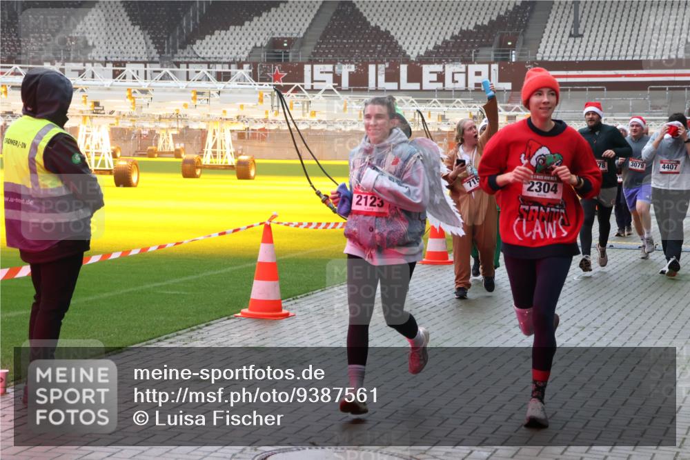 07.12.2025 - St. Pauli X-Mass-Run No. 15 Luisa Fischer http://msf.ph/oto/9387561 07.12.2025 10:23:26 Ziel 2123, 715, 2304, 3079, 4407, 715, 739, 794, 1636, 1996, 2123, 2304, 2508, 2511, 2638, 3052, 3078, 3079, 3780, 4287, 4407, 4411, 4419, 4509, 4539 meine-sportfotos.de