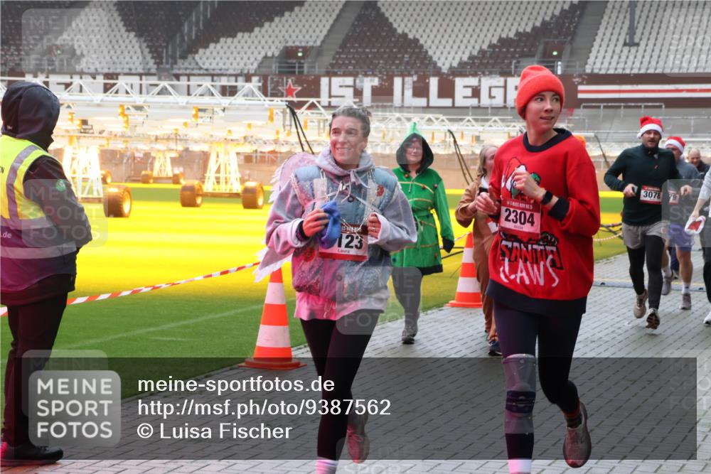 07.12.2025 - St. Pauli X-Mass-Run No. 15 Luisa Fischer http://msf.ph/oto/9387562 07.12.2025 10:23:27 Ziel 123, 2304, 3078, 79, 715, 739, 794, 1996, 2123, 2304, 2508, 2511, 2638, 3052, 3078, 3079, 3780, 4287, 4407, 4411, 4419, 4509, 4539 meine-sportfotos.de