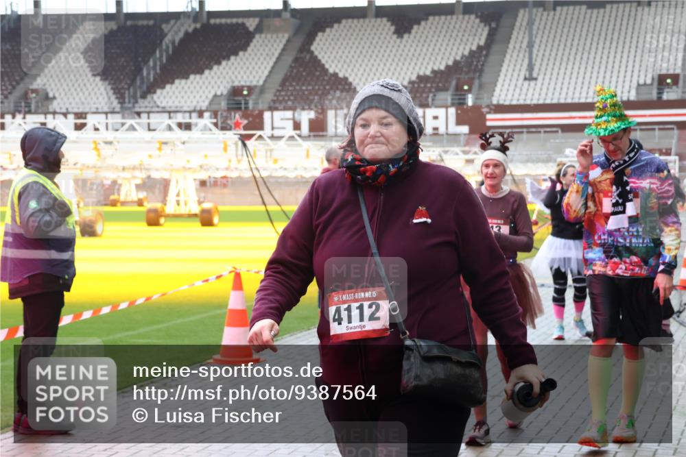 07.12.2025 - St. Pauli X-Mass-Run No. 15 Luisa Fischer http://msf.ph/oto/9387564 07.12.2025 11:46:33 Ziel 15, 4112, 13, 143, 147, 188, 355, 356, 526, 733, 949, 954, 1058, 1073, 1433, 1454, 1541, 2097, 2137, 2437, 2716, 2935, 2941, 3028, 3523, 3524, 3620 meine-sportfotos.de