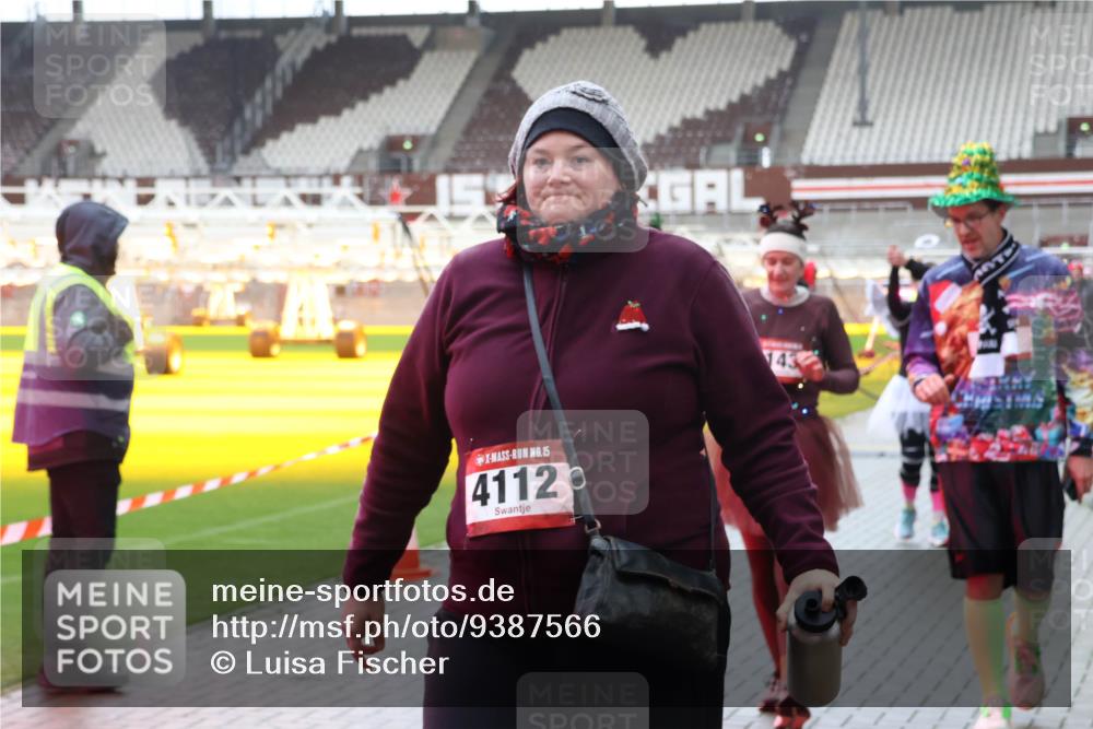 07.12.2025 - St. Pauli X-Mass-Run No. 15 Luisa Fischer http://msf.ph/oto/9387566 07.12.2025 11:46:33 Ziel 15, 4112, 143, 143, 147, 188, 355, 356, 526, 733, 949, 954, 1058, 1073, 1433, 1454, 1541, 2097, 2137, 2437, 2716, 2935, 2941, 3028, 3523, 3524, 3620 meine-sportfotos.de