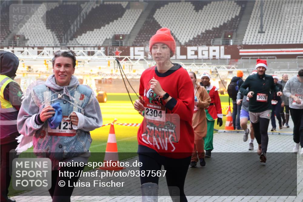 07.12.2025 - St. Pauli X-Mass-Run No. 15 Luisa Fischer http://msf.ph/oto/9387567 07.12.2025 10:23:27 Ziel 23, 2304, 3078, 10, 715, 739, 794, 1996, 2123, 2304, 2508, 2511, 2638, 3052, 3078, 3079, 3780, 4287, 4407, 4411, 4419, 4509, 4539 meine-sportfotos.de