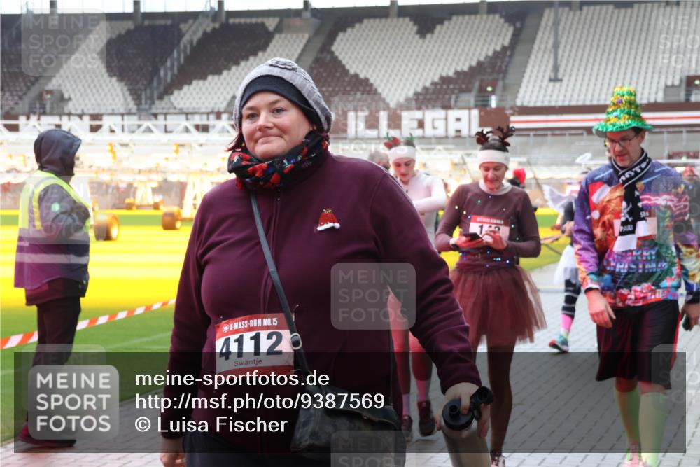 07.12.2025 - St. Pauli X-Mass-Run No. 15 Luisa Fischer http://msf.ph/oto/9387569 07.12.2025 11:46:34 Ziel 15, 4112, 143, 147, 188, 355, 356, 526, 733, 949, 954, 1058, 1073, 1433, 1454, 1541, 2097, 2137, 2437, 2716, 2935, 2941, 3028, 3523, 3524, 3620 meine-sportfotos.de
