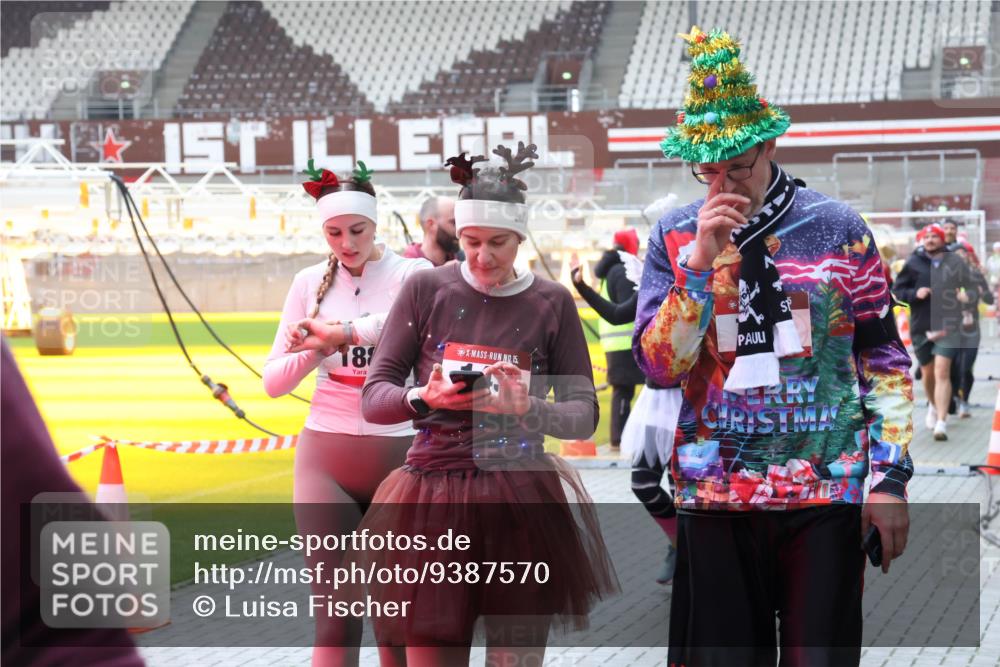 07.12.2025 - St. Pauli X-Mass-Run No. 15 Luisa Fischer http://msf.ph/oto/9387570 07.12.2025 11:46:35 Ziel 18, 15, 143, 147, 188, 355, 356, 526, 733, 949, 954, 1058, 1073, 1433, 1454, 1541, 2097, 2137, 2437, 2716, 2935, 2941, 3028, 3523, 3524, 3620 meine-sportfotos.de