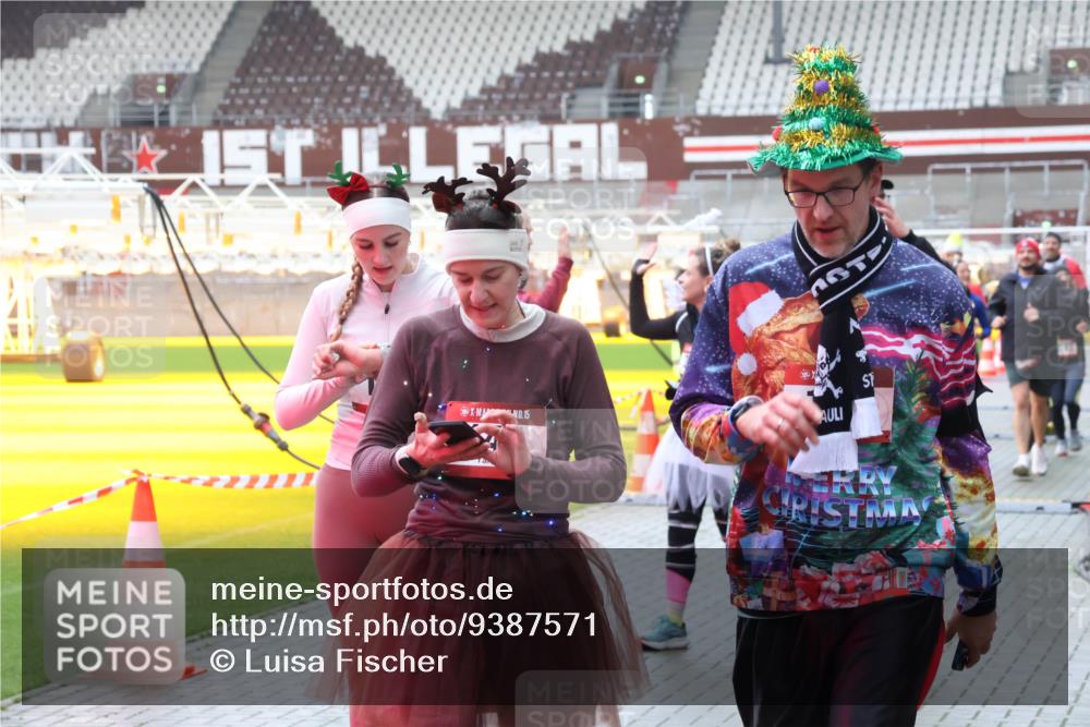 07.12.2025 - St. Pauli X-Mass-Run No. 15 Luisa Fischer http://msf.ph/oto/9387571 07.12.2025 11:46:35 Ziel 15, 143, 147, 188, 355, 356, 526, 733, 949, 954, 1058, 1073, 1433, 1454, 1541, 2097, 2137, 2437, 2716, 2935, 2941, 3028, 3523, 3524, 3620 meine-sportfotos.de