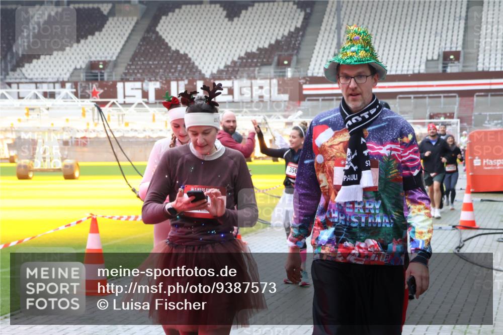 07.12.2025 - St. Pauli X-Mass-Run No. 15 Luisa Fischer http://msf.ph/oto/9387573 07.12.2025 11:46:35 Ziel 356, 143, 147, 188, 355, 356, 526, 733, 949, 954, 1058, 1073, 1433, 1454, 1541, 2097, 2137, 2437, 2716, 2935, 2941, 3028, 3523, 3524, 3620 meine-sportfotos.de