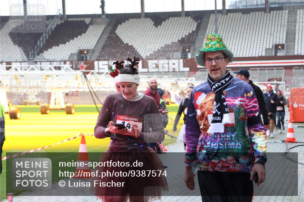 07.12.2025 - St. Pauli X-Mass-Run No. 15 Luisa Fischer http://msf.ph/oto/9387574 07.12.2025 11:46:36 Ziel 15, 51, 143, 147, 188, 355, 356, 526, 733, 949, 954, 1058, 1073, 1433, 1454, 1541, 2097, 2137, 2437, 2716, 2935, 2941, 3028, 3523, 3524, 3620 meine-sportfotos.de