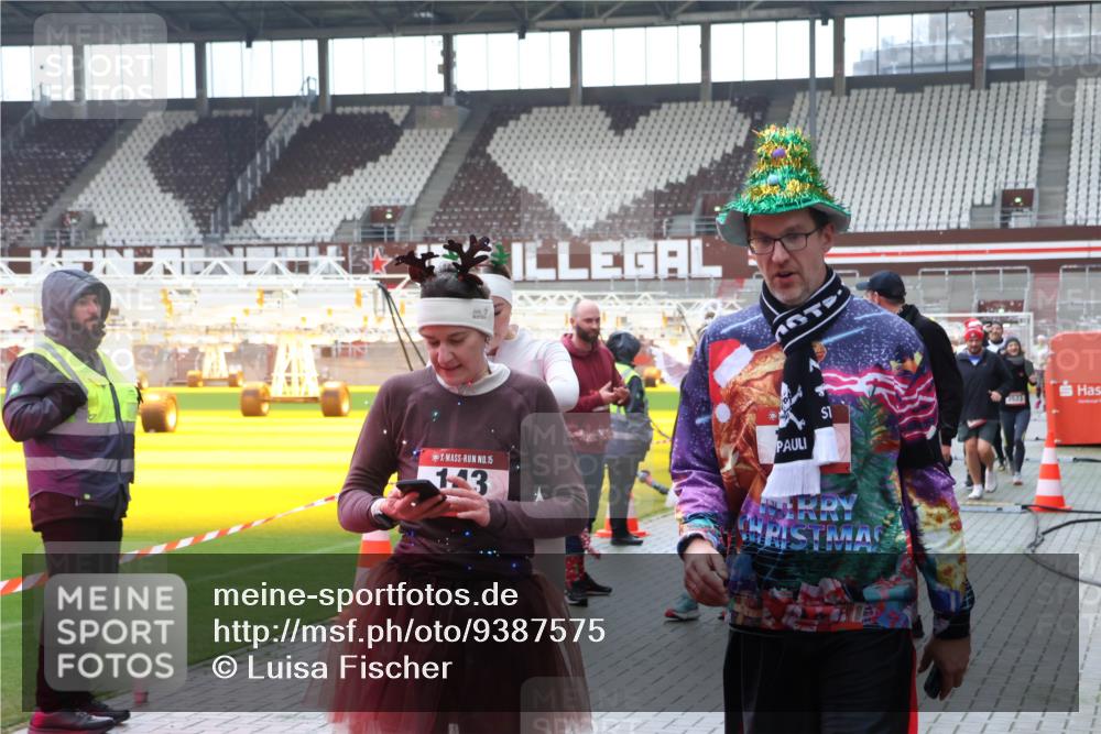 07.12.2025 - St. Pauli X-Mass-Run No. 15 Luisa Fischer http://msf.ph/oto/9387575 07.12.2025 11:46:36 Ziel 15, 13, 1, 3523, 143, 147, 188, 355, 356, 526, 733, 949, 954, 1058, 1073, 1433, 1454, 1541, 2097, 2137, 2437, 2716, 2935, 2941, 3028, 3523, 3524, 3620 meine-sportfotos.de