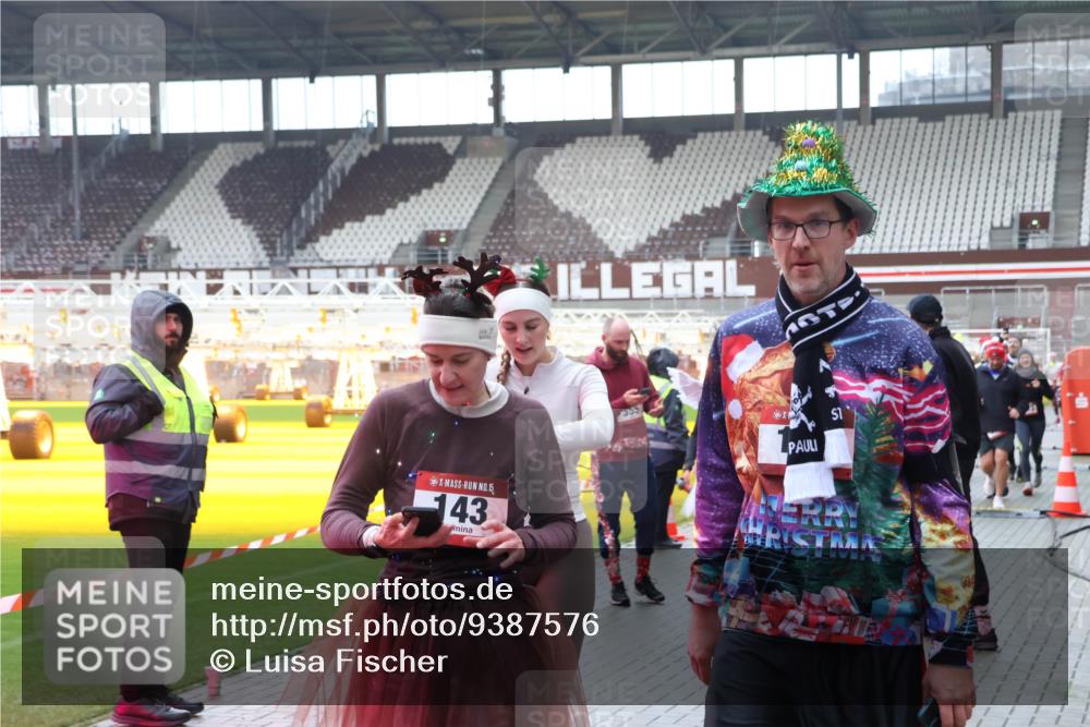 07.12.2025 - St. Pauli X-Mass-Run No. 15 Luisa Fischer http://msf.ph/oto/9387576 07.12.2025 11:46:36 Ziel 15, 43, 355, 1, 143, 147, 188, 355, 356, 526, 733, 949, 954, 1058, 1073, 1433, 1454, 1541, 2097, 2137, 2437, 2716, 2935, 2941, 3028, 3523, 3524, 3620 meine-sportfotos.de