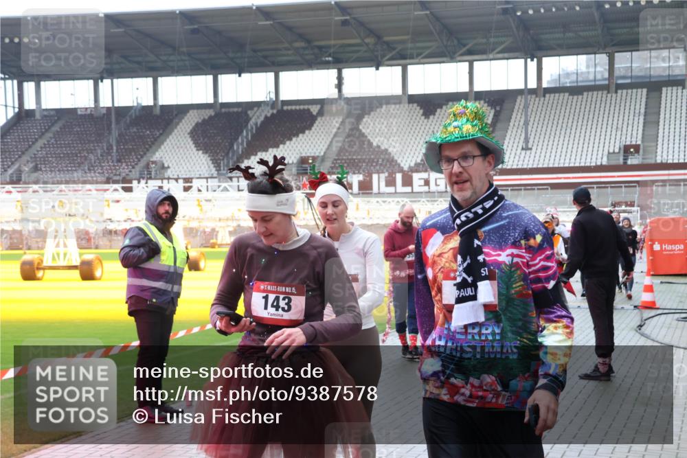 07.12.2025 - St. Pauli X-Mass-Run No. 15 Luisa Fischer http://msf.ph/oto/9387578 07.12.2025 11:46:37 Ziel 3, 15, 143, 143, 147, 188, 355, 356, 526, 733, 949, 954, 1058, 1073, 1433, 1454, 1541, 2097, 2137, 2437, 2716, 2935, 2941, 3523, 3524, 3620 meine-sportfotos.de
