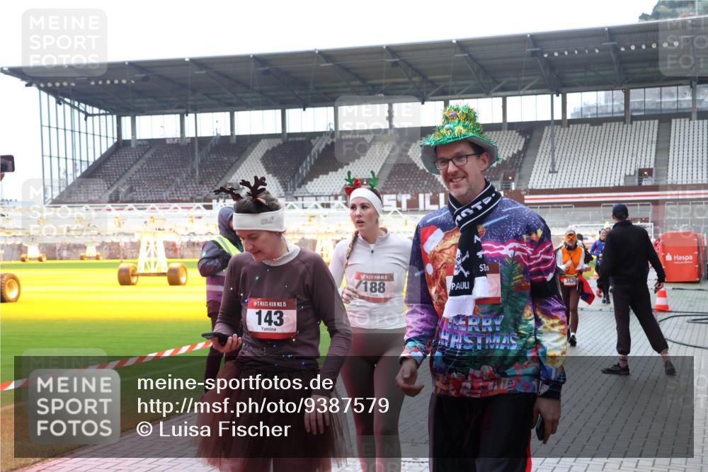 07.12.2025 - St. Pauli X-Mass-Run No. 15 Luisa Fischer http://msf.ph/oto/9387579 07.12.2025 11:46:37 Ziel 15, 143, 5, 188, 115, 3620, 143, 147, 188, 355, 356, 526, 733, 949, 954, 1058, 1073, 1433, 1454, 1541, 2097, 2137, 2437, 2716, 2935, 2941, 3523, 3524, 3620 meine-sportfotos.de
