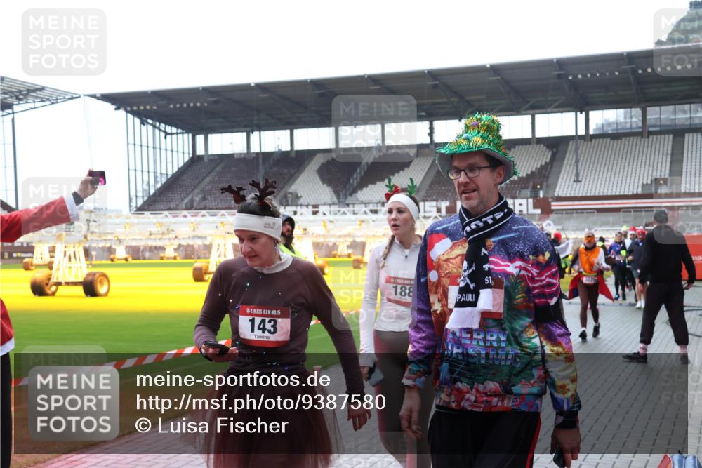 07.12.2025 - St. Pauli X-Mass-Run No. 15 Luisa Fischer http://msf.ph/oto/9387580 07.12.2025 11:46:37 Ziel 15, 143, 188, 15, 3626, 143, 147, 188, 355, 356, 526, 733, 949, 954, 1058, 1073, 1433, 1454, 1541, 2097, 2137, 2437, 2716, 2935, 2941, 3523, 3524, 3620 meine-sportfotos.de