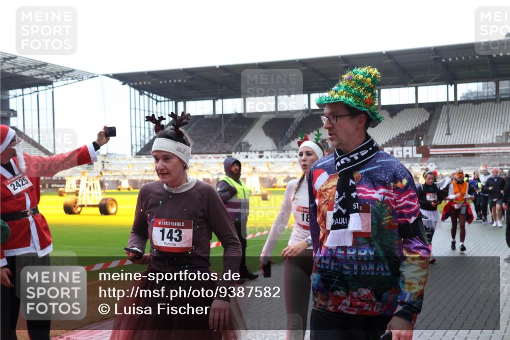 07.12.2025 - St. Pauli X-Mass-Run No. 15 Luisa Fischer http://msf.ph/oto/9387582 07.12.2025 11:46:38 Ziel 2425, 15, 143, 18, 15, 356, 143, 147, 188, 355, 356, 526, 733, 949, 954, 1058, 1073, 1433, 1454, 1541, 2097, 2108, 2109, 2111, 2137, 2437, 2716, 2935, 2941, 3523, 3524, 3620 meine-sportfotos.de