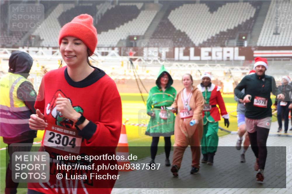 07.12.2025 - St. Pauli X-Mass-Run No. 15 Luisa Fischer http://msf.ph/oto/9387587 07.12.2025 10:23:28 Ziel 2304, 3078, 794, 1996, 2123, 2304, 2508, 2511, 2638, 3052, 3078, 3079, 3780, 4005, 4141, 4287, 4407, 4411, 4419, 4458, 4509, 4539 meine-sportfotos.de