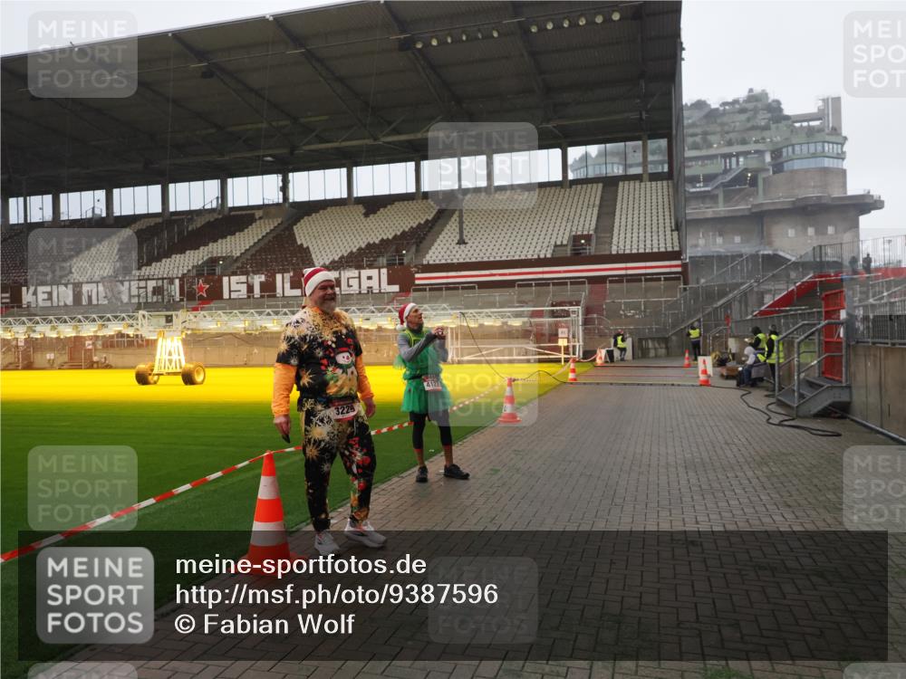 07.12.2025 - St. Pauli X-Mass-Run No. 15 Fabian Wolf http://msf.ph/oto/9387596 07.12.2025 10:18:02 Ziel 4227 meine-sportfotos.de