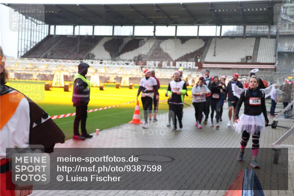 07.12.2025 - St. Pauli X-Mass-Run No. 15 Luisa Fischer http://msf.ph/oto/9387598 07.12.2025 11:46:43 Ziel 356, 143, 147, 188, 356, 733, 949, 954, 1058, 1073, 1433, 1454, 2097, 2108, 2109, 2111, 2137, 2437, 2716, 2935, 2941, 3523, 3524, 3620, 3960 meine-sportfotos.de