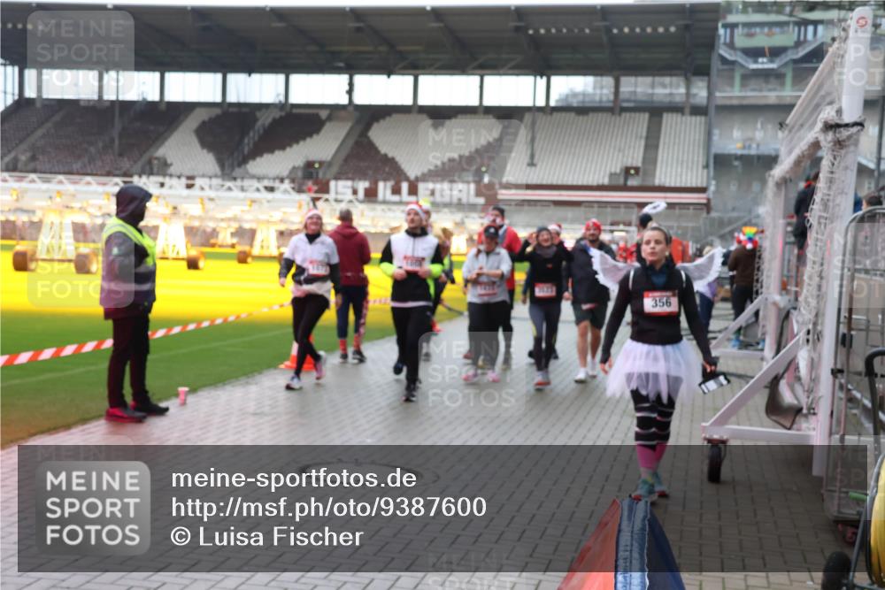 07.12.2025 - St. Pauli X-Mass-Run No. 15 Luisa Fischer http://msf.ph/oto/9387600 07.12.2025 11:46:44 Ziel 356, 143, 147, 188, 356, 733, 949, 954, 1058, 1073, 1433, 1454, 2097, 2108, 2109, 2111, 2137, 2437, 2716, 2935, 2941, 3523, 3524, 3620, 3960 meine-sportfotos.de