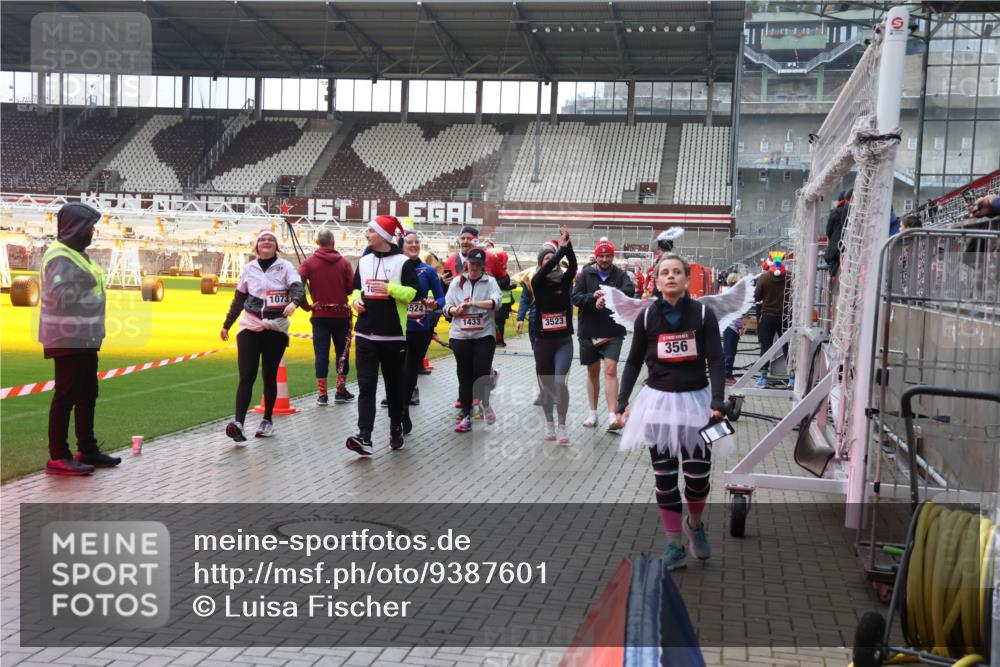 07.12.2025 - St. Pauli X-Mass-Run No. 15 Luisa Fischer http://msf.ph/oto/9387601 07.12.2025 11:46:44 Ziel 1073, 524, 1433, 3523, 356, 143, 147, 188, 356, 733, 949, 954, 1058, 1073, 1433, 1454, 2097, 2108, 2109, 2111, 2137, 2437, 2716, 2935, 2941, 3523, 3524, 3620, 3960 meine-sportfotos.de
