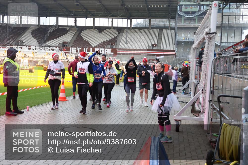 07.12.2025 - St. Pauli X-Mass-Run No. 15 Luisa Fischer http://msf.ph/oto/9387603 07.12.2025 11:46:44 Ziel 1073, 1058, 3524, 433, 3523, 56, 143, 147, 188, 356, 733, 949, 954, 1058, 1073, 1433, 1454, 2097, 2108, 2109, 2111, 2137, 2437, 2716, 2935, 2941, 3523, 3524, 3620, 3960 meine-sportfotos.de