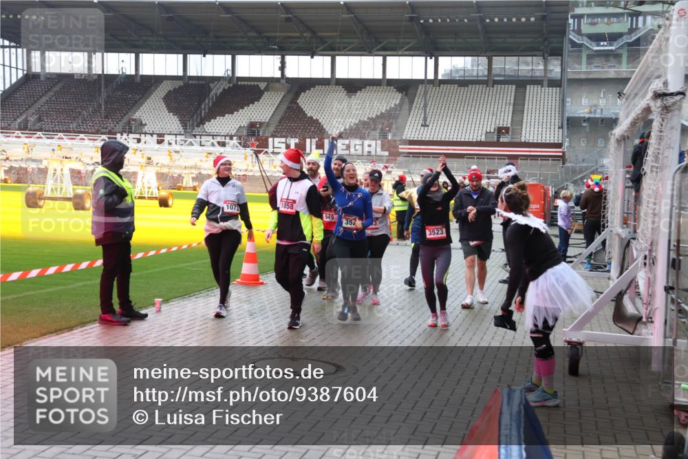 07.12.2025 - St. Pauli X-Mass-Run No. 15 Luisa Fischer http://msf.ph/oto/9387604 07.12.2025 11:46:45 Ziel 1, 1058, 1073, 949, 35, 3523, 143, 147, 188, 356, 733, 949, 954, 1058, 1073, 1433, 1454, 2097, 2108, 2109, 2111, 2137, 2437, 2716, 2935, 2941, 3523, 3524, 3620, 3960 meine-sportfotos.de