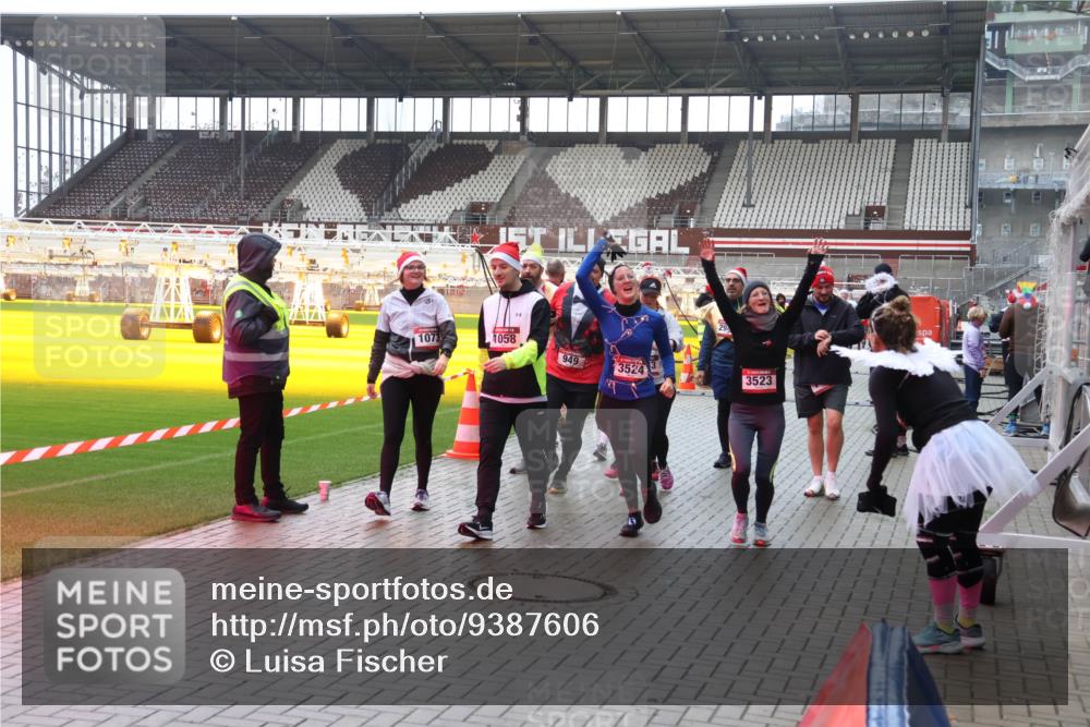 07.12.2025 - St. Pauli X-Mass-Run No. 15 Luisa Fischer http://msf.ph/oto/9387606 07.12.2025 11:46:45 Ziel 1073, 1058, 949, 3524, 3523, 143, 147, 188, 356, 733, 949, 954, 1058, 1073, 1433, 1454, 2097, 2108, 2109, 2111, 2137, 2437, 2716, 2935, 2941, 3523, 3524, 3620, 3960 meine-sportfotos.de
