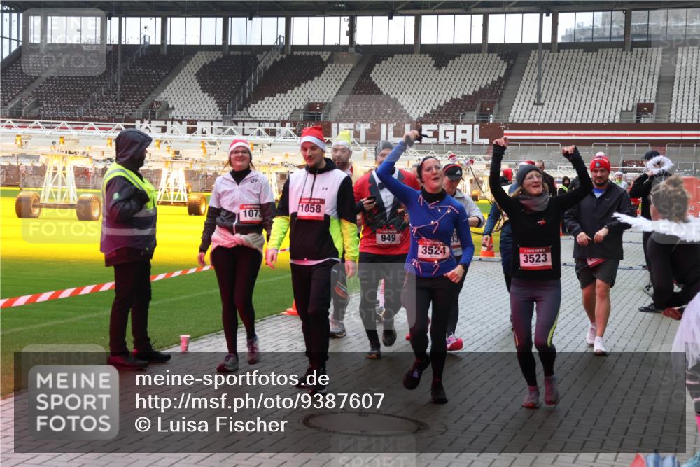 07.12.2025 - St. Pauli X-Mass-Run No. 15 Luisa Fischer http://msf.ph/oto/9387607 07.12.2025 11:46:45 Ziel 24, 1073, 1058, 949, 3524, 3523, 143, 147, 188, 356, 733, 949, 954, 1058, 1073, 1433, 1454, 2097, 2108, 2109, 2111, 2137, 2437, 2716, 2935, 2941, 3523, 3524, 3620, 3960 meine-sportfotos.de
