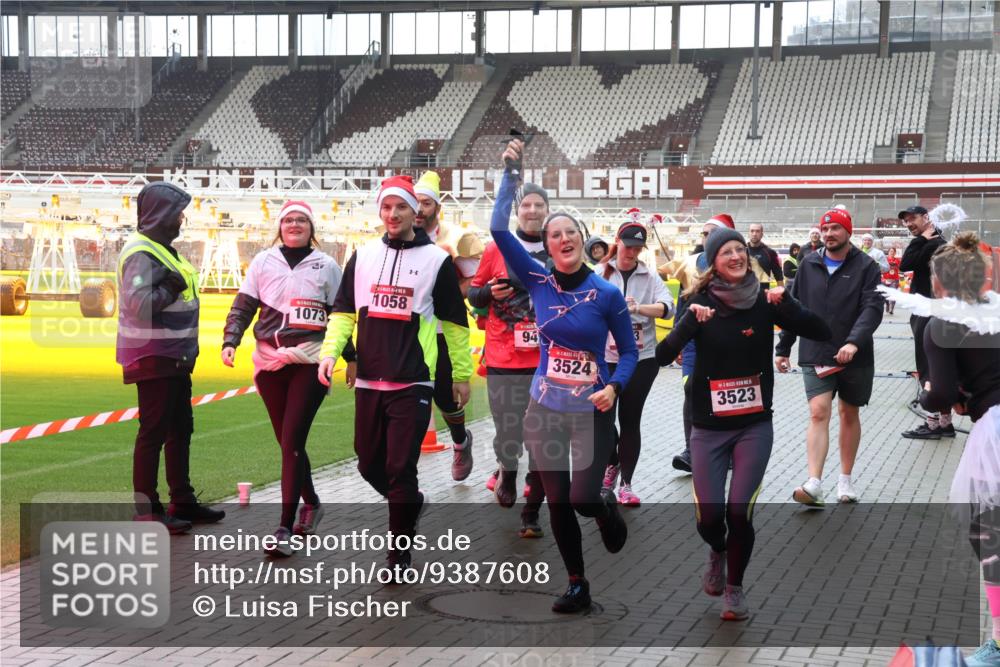 07.12.2025 - St. Pauli X-Mass-Run No. 15 Luisa Fischer http://msf.ph/oto/9387608 07.12.2025 11:46:46 Ziel 2, 985, 90, 2, 1073, 1058, 94, 3524, 3523, 143, 147, 188, 356, 733, 949, 954, 1058, 1073, 1433, 1454, 2097, 2108, 2109, 2111, 2137, 2437, 2716, 2935, 2941, 3523, 3524, 3620, 3960 meine-sportfotos.de