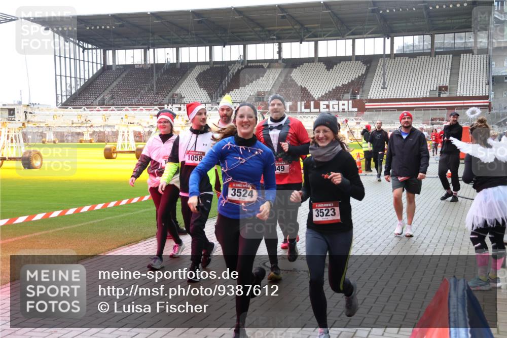 07.12.2025 - St. Pauli X-Mass-Run No. 15 Luisa Fischer http://msf.ph/oto/9387612 07.12.2025 11:46:47 Ziel 1058, 3524, 49, 3523, 143, 147, 188, 356, 733, 949, 954, 1058, 1073, 1433, 1454, 2097, 2108, 2109, 2111, 2137, 2437, 2716, 2935, 2941, 3523, 3524, 3620, 3960 meine-sportfotos.de