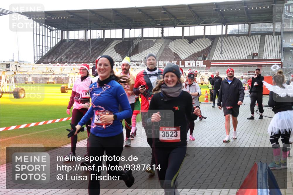 07.12.2025 - St. Pauli X-Mass-Run No. 15 Luisa Fischer http://msf.ph/oto/9387614 07.12.2025 11:46:47 Ziel 107, 35, 1, 32, 3523, 143, 147, 188, 356, 733, 949, 954, 1058, 1073, 1433, 1454, 2097, 2108, 2109, 2111, 2137, 2437, 2716, 2935, 2941, 3523, 3524, 3620, 3960 meine-sportfotos.de