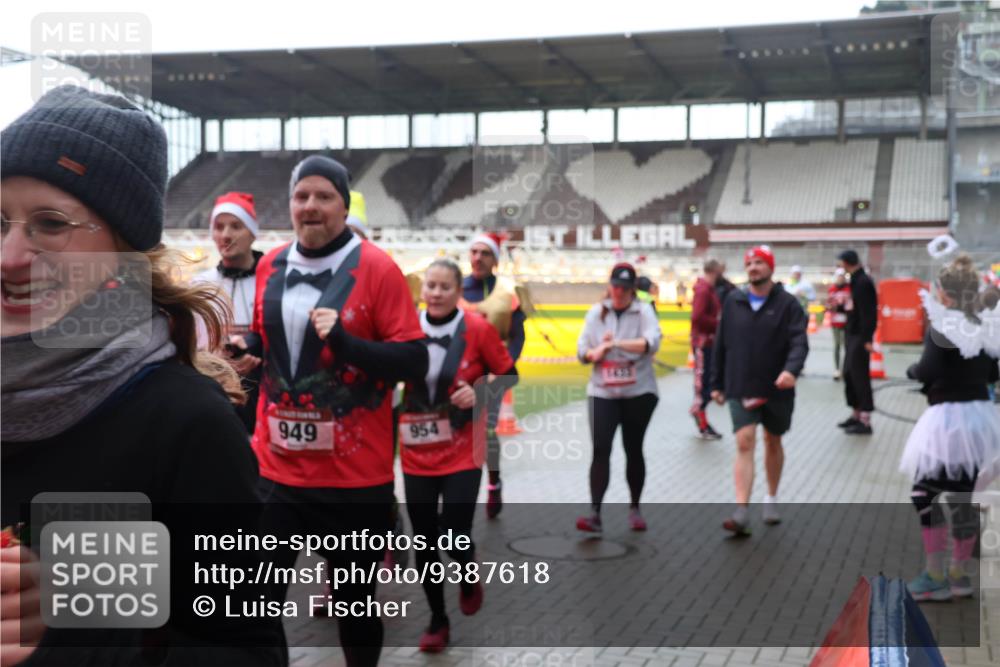 07.12.2025 - St. Pauli X-Mass-Run No. 15 Luisa Fischer http://msf.ph/oto/9387618 07.12.2025 11:46:48 Ziel 949, 954, 1423, 143, 147, 188, 356, 733, 949, 954, 1058, 1073, 1433, 1454, 2097, 2108, 2109, 2111, 2137, 2437, 2716, 2935, 2941, 3523, 3524, 3620, 3960 meine-sportfotos.de