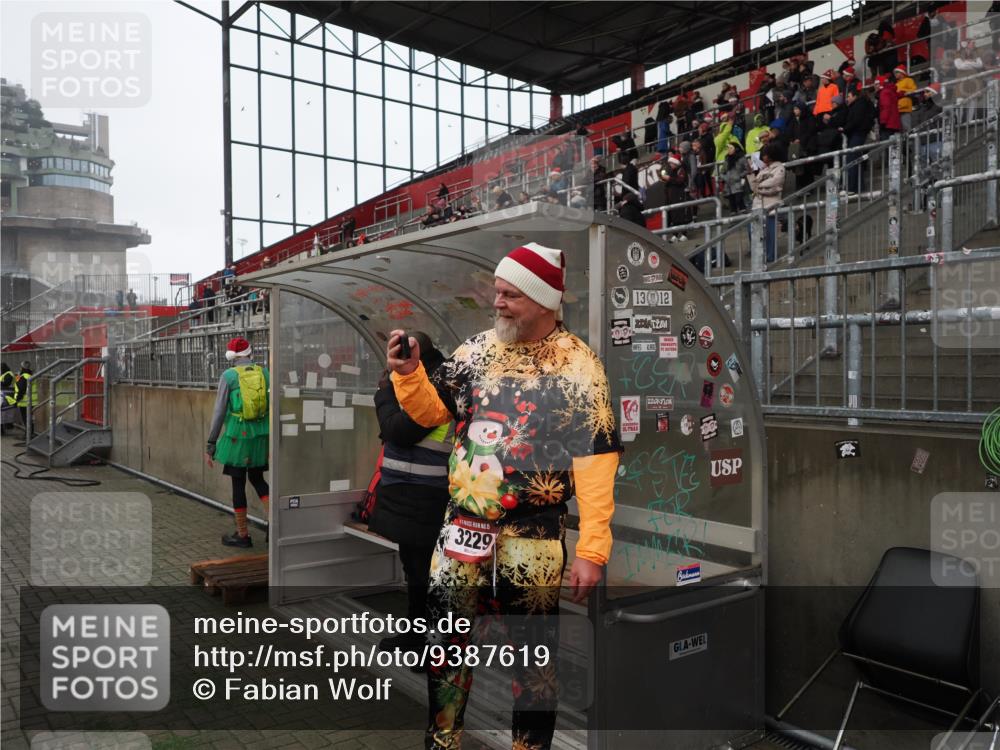 07.12.2025 - St. Pauli X-Mass-Run No. 15 Fabian Wolf http://msf.ph/oto/9387619 07.12.2025 10:18:22 Ziel 2049, 3606, 3608, 4540 meine-sportfotos.de