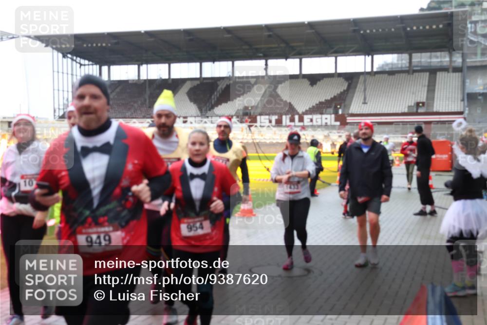 07.12.2025 - St. Pauli X-Mass-Run No. 15 Luisa Fischer http://msf.ph/oto/9387620 07.12.2025 11:46:48 Ziel 949, 954, 143, 147, 188, 356, 733, 949, 954, 1058, 1073, 1433, 1454, 2097, 2108, 2109, 2111, 2137, 2437, 2716, 2935, 2941, 3523, 3524, 3620, 3960 meine-sportfotos.de