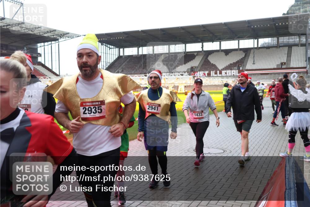07.12.2025 - St. Pauli X-Mass-Run No. 15 Luisa Fischer http://msf.ph/oto/9387625 07.12.2025 11:46:50 Ziel 15, 15, 2935, 2941, 1433, 143, 147, 188, 356, 733, 949, 954, 1058, 1073, 1276, 1433, 1454, 2097, 2108, 2109, 2111, 2137, 2437, 2716, 2935, 2941, 3523, 3524, 3620, 3960 meine-sportfotos.de
