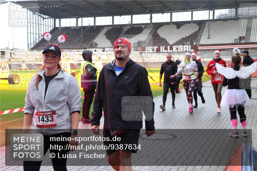 07.12.2025 - St. Pauli X-Mass-Run No. 15 Luisa Fischer http://msf.ph/oto/9387634 07.12.2025 11:46:52 Ziel 15, 1433, 2108, 2111, 143, 147, 188, 356, 733, 949, 954, 1058, 1073, 1276, 1433, 1454, 2097, 2108, 2109, 2111, 2137, 2179, 2180, 2437, 2716, 2935, 2941, 3523, 3524, 3620, 3960 meine-sportfotos.de