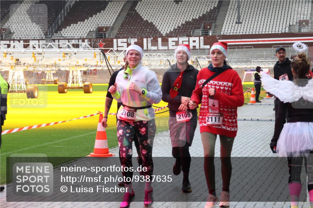 07.12.2025 - St. Pauli X-Mass-Run No. 15 Luisa Fischer http://msf.ph/oto/9387635 07.12.2025 11:46:53 Ziel 2108, 2109, 2111, 526, 143, 147, 188, 356, 733, 949, 954, 1058, 1073, 1276, 1433, 1454, 2097, 2108, 2109, 2111, 2137, 2179, 2180, 2437, 2716, 2935, 2941, 3523, 3524, 3620, 3960 meine-sportfotos.de