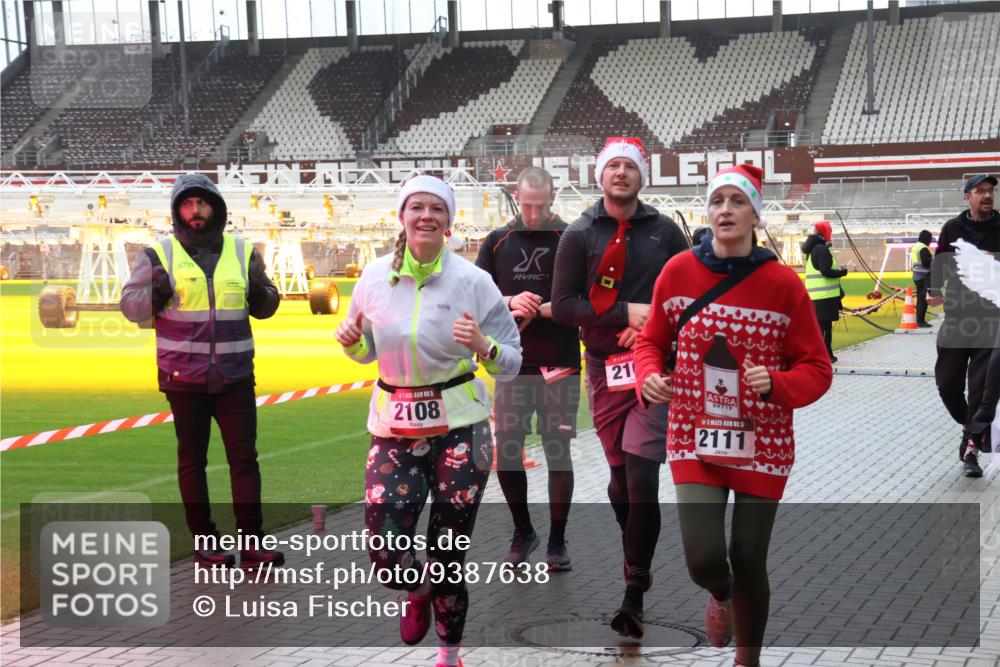 07.12.2025 - St. Pauli X-Mass-Run No. 15 Luisa Fischer http://msf.ph/oto/9387638 07.12.2025 11:46:54 Ziel 2108, 21, 5, 2111, 143, 188, 346, 356, 642, 649, 733, 949, 954, 1058, 1073, 1276, 1433, 1454, 2097, 2108, 2109, 2111, 2137, 2179, 2180, 2437, 2716, 2935, 2941, 3523, 3524, 3620, 3960 meine-sportfotos.de