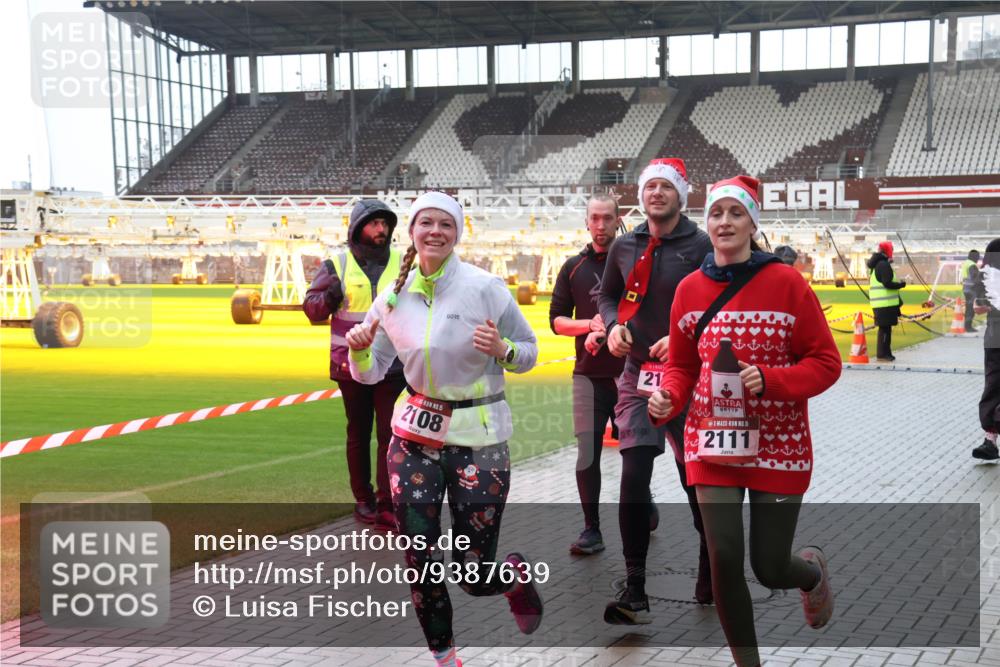 07.12.2025 - St. Pauli X-Mass-Run No. 15 Luisa Fischer http://msf.ph/oto/9387639 07.12.2025 11:46:54 Ziel 15, 2108, 21, 15, 2111, 143, 188, 346, 356, 642, 649, 733, 949, 954, 1058, 1073, 1276, 1433, 1454, 2097, 2108, 2109, 2111, 2137, 2179, 2180, 2437, 2716, 2935, 2941, 3523, 3524, 3620, 3960 meine-sportfotos.de