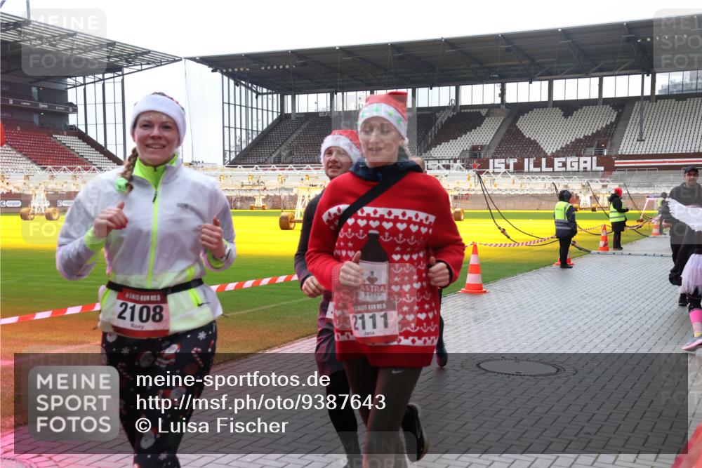 07.12.2025 - St. Pauli X-Mass-Run No. 15 Luisa Fischer http://msf.ph/oto/9387643 07.12.2025 11:46:55 Ziel 2108, 2111, 143, 188, 346, 356, 371, 642, 649, 733, 903, 949, 954, 1058, 1073, 1276, 1433, 1454, 2097, 2108, 2109, 2111, 2137, 2179, 2180, 2437, 2716, 2935, 2941, 3523, 3524, 3620, 3960 meine-sportfotos.de