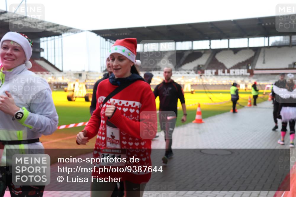 07.12.2025 - St. Pauli X-Mass-Run No. 15 Luisa Fischer http://msf.ph/oto/9387644 07.12.2025 11:46:56 Ziel 2111, 143, 188, 346, 356, 371, 642, 649, 733, 903, 949, 954, 987, 1058, 1073, 1276, 1433, 1454, 2097, 2108, 2109, 2111, 2137, 2179, 2180, 2437, 2442, 2446, 2716, 2935, 2941, 3523, 3524, 3620, 3960 meine-sportfotos.de