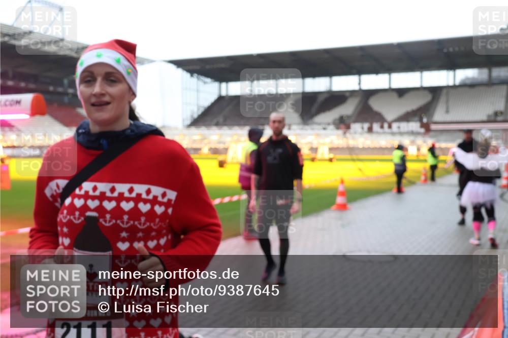 07.12.2025 - St. Pauli X-Mass-Run No. 15 Luisa Fischer http://msf.ph/oto/9387645 07.12.2025 11:46:56 Ziel 15, 2111, 143, 188, 346, 356, 371, 642, 649, 733, 903, 949, 954, 987, 1058, 1073, 1276, 1433, 1454, 2097, 2108, 2109, 2111, 2137, 2179, 2180, 2437, 2442, 2446, 2716, 2935, 2941, 3523, 3524, 3620, 3960 meine-sportfotos.de
