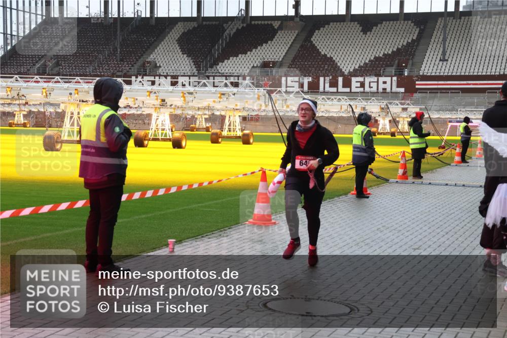 07.12.2025 - St. Pauli X-Mass-Run No. 15 Luisa Fischer http://msf.ph/oto/9387653 07.12.2025 11:47:00 Ziel 64, 346, 356, 371, 567, 570, 609, 640, 642, 649, 903, 949, 954, 978, 987, 1058, 1073, 1276, 1433, 1454, 2108, 2109, 2111, 2179, 2180, 2222, 2347, 2437, 2442, 2446, 2716, 2935, 2941, 3523, 3524, 3525, 3620, 3960 meine-sportfotos.de