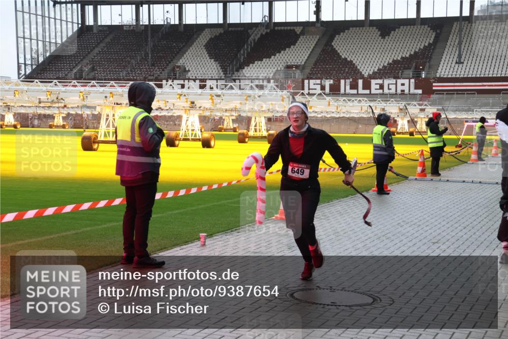 07.12.2025 - St. Pauli X-Mass-Run No. 15 Luisa Fischer http://msf.ph/oto/9387654 07.12.2025 11:47:00 Ziel 649, 346, 356, 371, 567, 570, 609, 640, 642, 649, 903, 949, 954, 978, 987, 1058, 1073, 1276, 1433, 1454, 2108, 2109, 2111, 2179, 2180, 2222, 2347, 2437, 2442, 2446, 2716, 2935, 2941, 3523, 3524, 3525, 3620, 3960 meine-sportfotos.de
